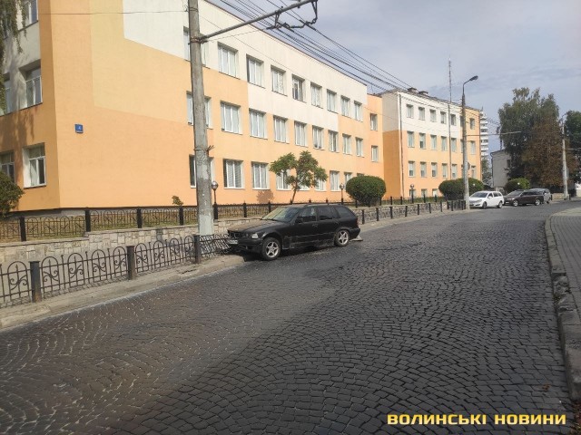 ДТП у Луцьку: водійка на «бмв» знесла дорожню огорожу