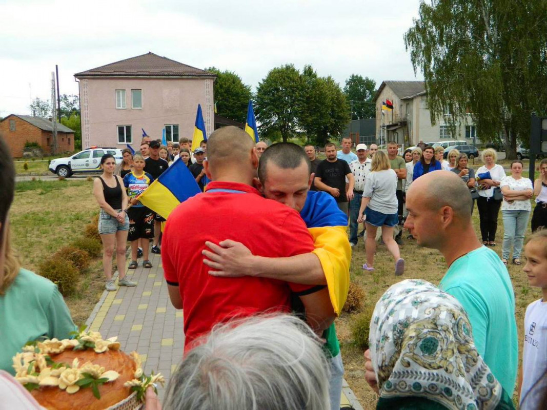 Майже три роки полону позаду: на Волині громада зі сльозами радості зустріла захисника Сергія Кизуна