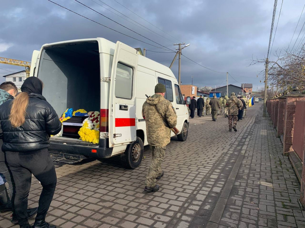 Відспівали у храмі, парафіянином якого він був: у Луцькому районі поховали командира відділення снайперів Василя Струцюка. Фото