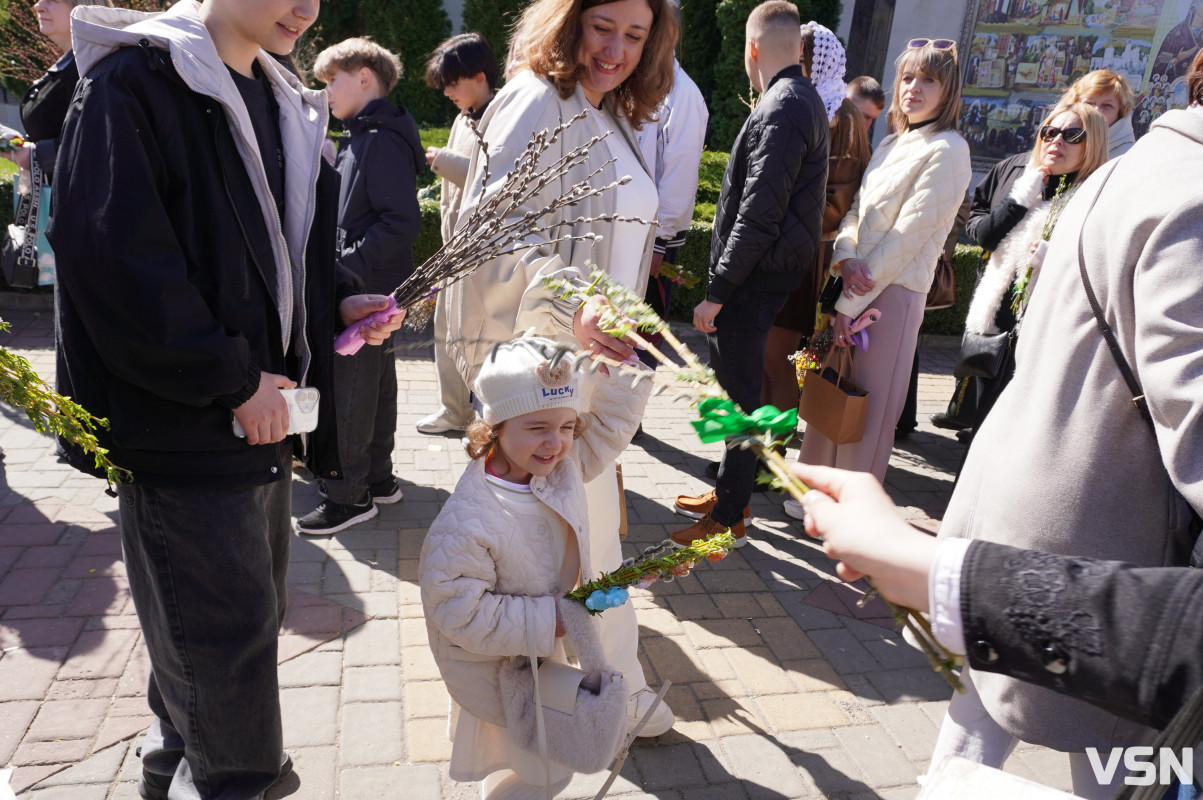 Сотні вірян прийшли освячувати вербу у головний собор Луцька. Фоторепортаж