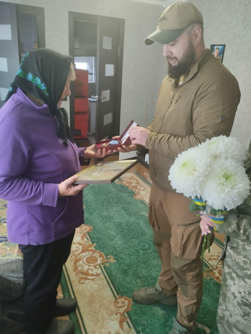 На Волині мамі командира радіолокаційної станції Сергія Панасюка передали посмертну відзнаку