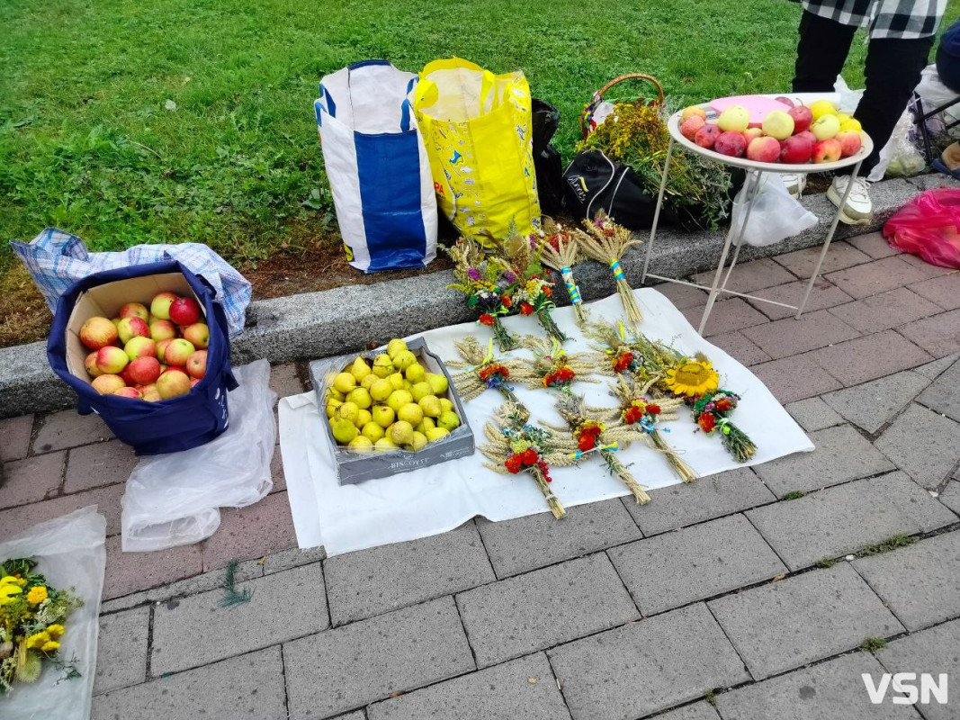 Як у центрі Луцька освячували кошики на Яблучний Спас. ФОТО