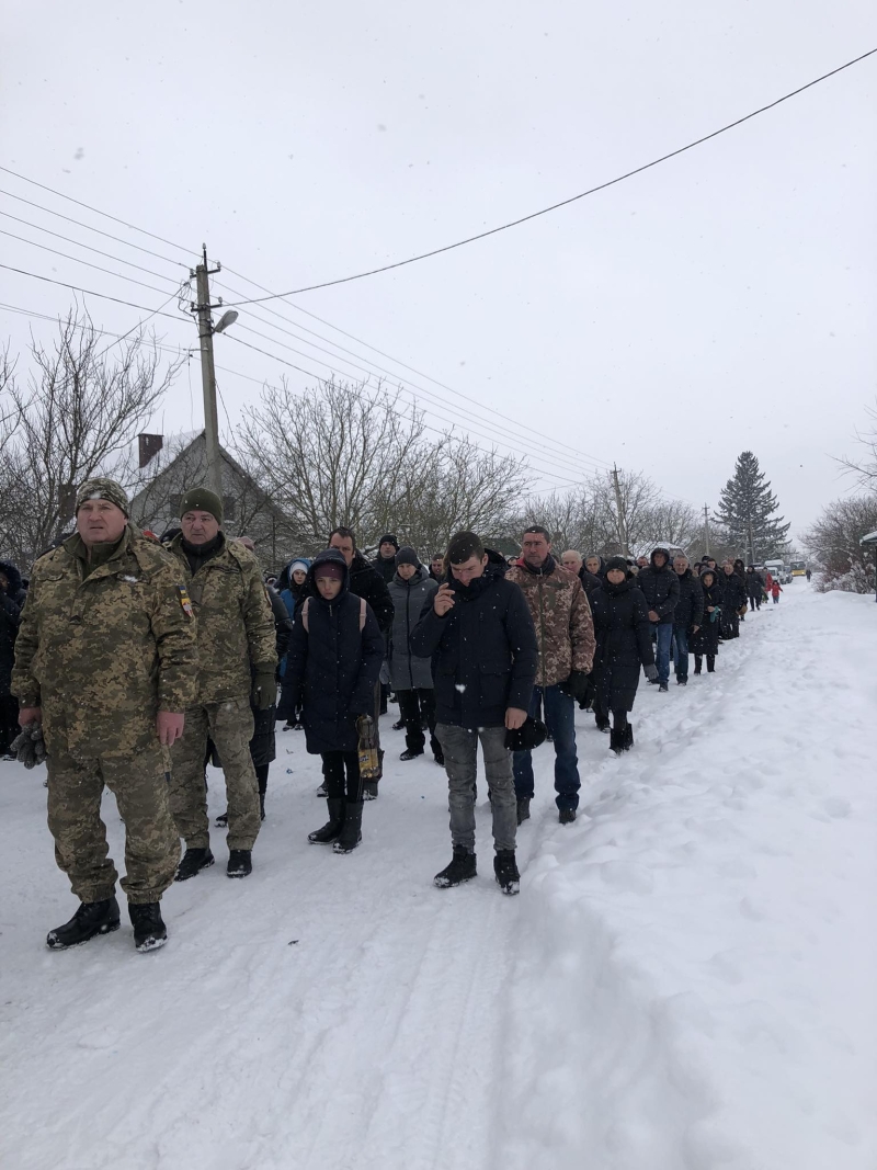 Ще зовсім недавно приїжджав у відпустку, а зараз зустріли «на щиті»: на Волині попрощалися із захисником Віталієм Рабчуном