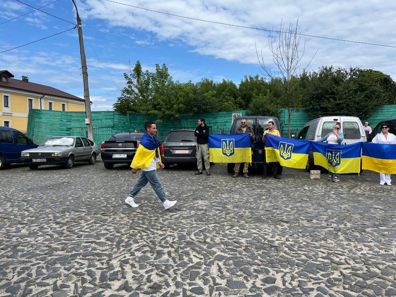 Повернувся додому після 3 років полону: у Луцьку зустріли Дениса Пшаву