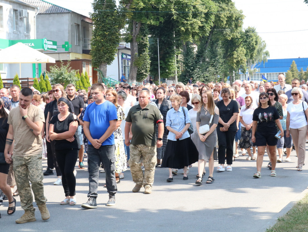 Під звуки сирени: на Волині попрощалися із молодим Героєм Артуром Данилюком 