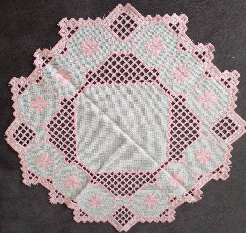 Пів століття присвятила медицині, а все життя — творчості: історія волинської вишивальниці