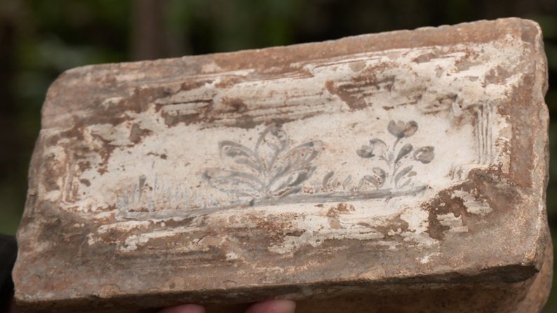 Полив’яні кахлі, скляні посудини та керамічні вироби: що знайшли археологи на території заповідника у Луцьку