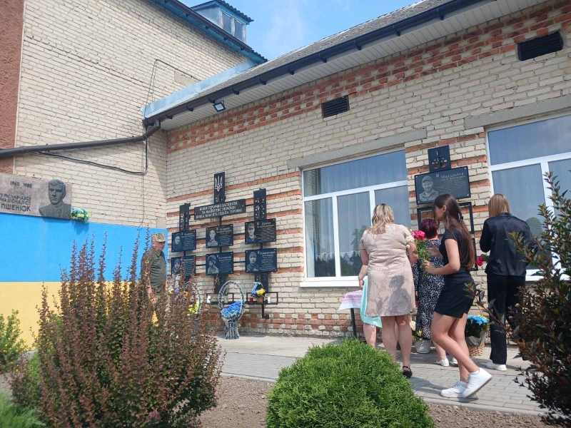 Меморіальна дошка та державна нагорода: на Волині вшанували подвиг двох Героїв