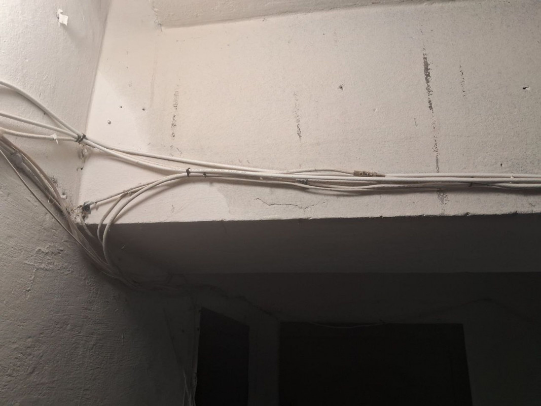 Прорвало стічну трубу: у Луцьку через замерзлий лід у стояку затопило під'їзд