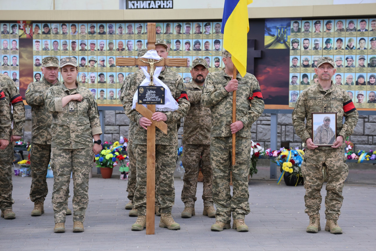 Помер від отриманих на фронті поранень: у Луцьку попрощалися з 50-річним воїном Василем Зубчиком