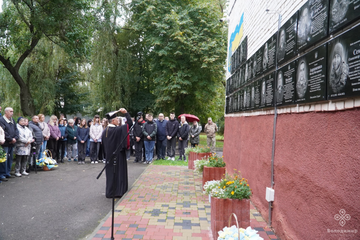 У Володимирі в гімназії №3 випускників-Героїв вшанували меморіальними дошками