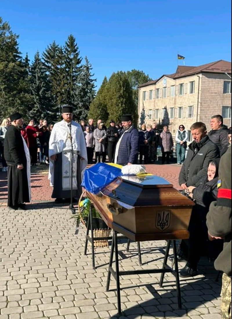 Близько півтора роки вважався зниклим безвісти: на Волині в останню дорогу провели полеглого захисника Миколу Поручника