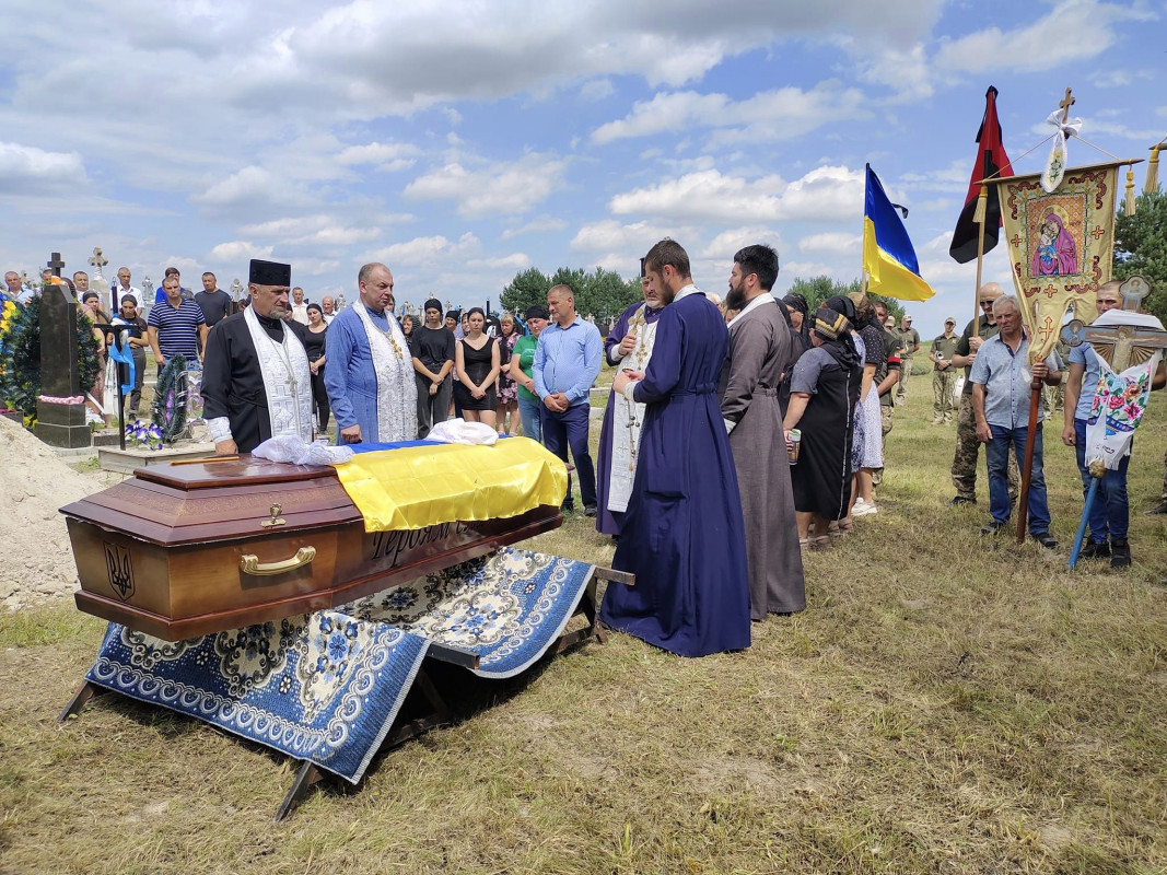 «Весільний коровай ділили на кладовищі»: на Волині в останню дорогу провели молодого Героя Михайла Кислюка