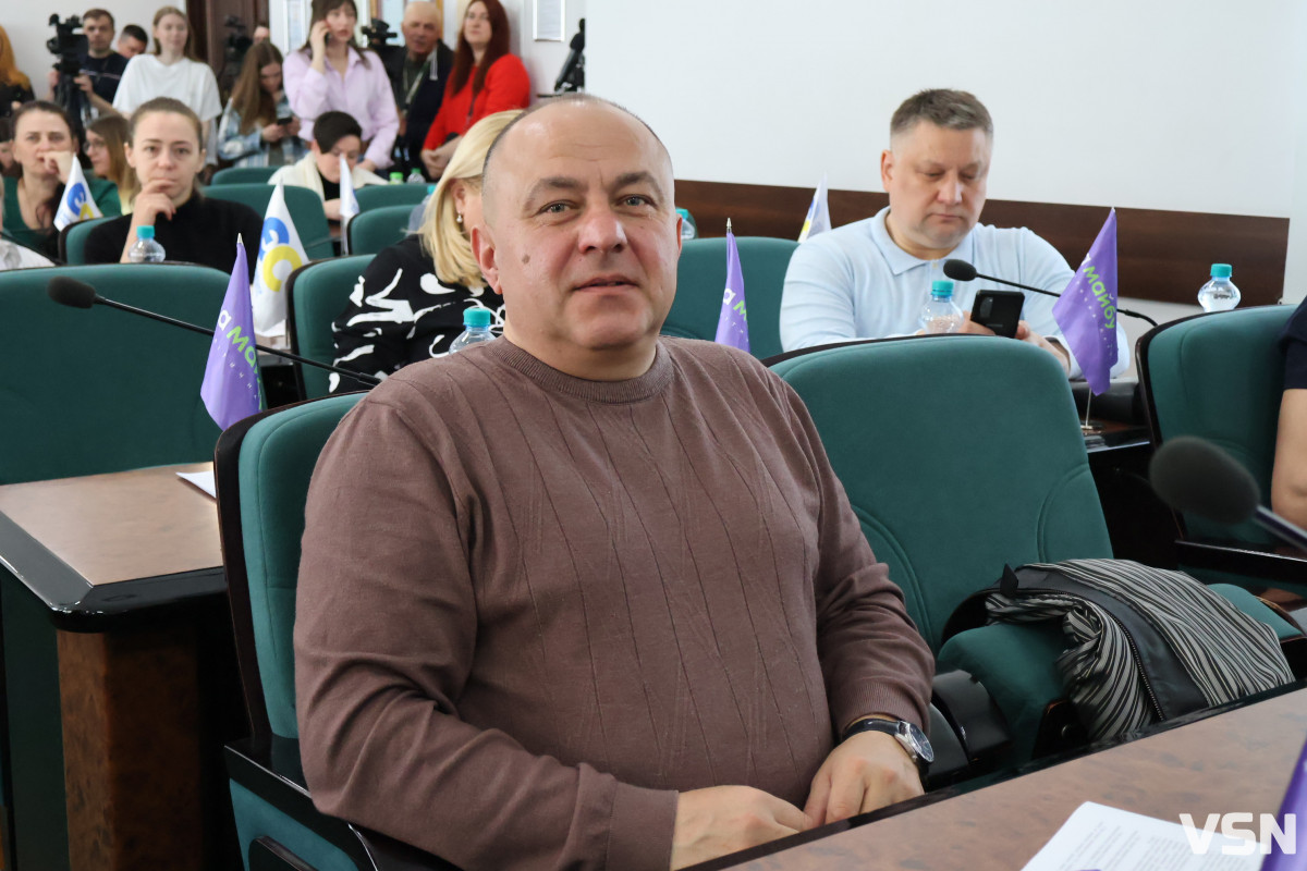 Флешмоб «Шкарпетуйся» і кадрові рішення: що відбулося на 90-й сесії Луцької міськради. Фоторепортаж