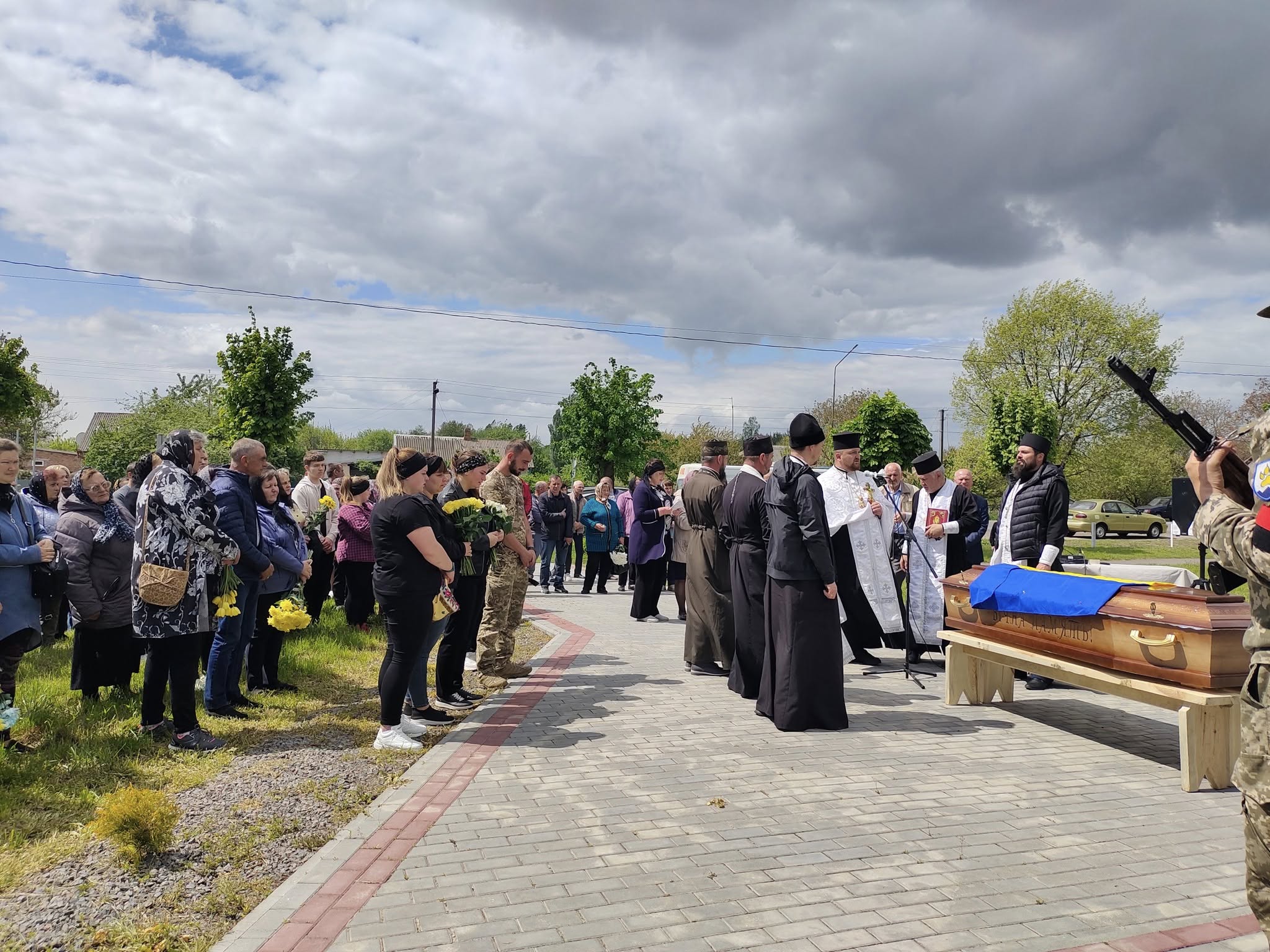 Весільний коровай ділили на кладовищі: на Волині в останню путь провели 26-річного Героя Михайла Рогу