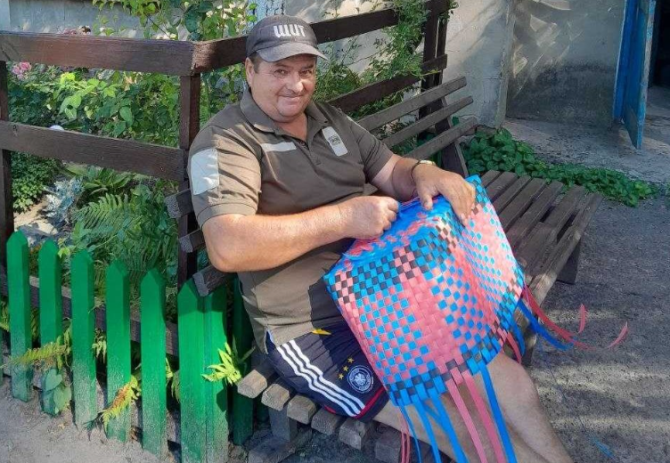 «На базар їхати не потрібно — усе розкуповують у селі»: після важкої недуги волинянин знайшов розраду у плетінні кошиків