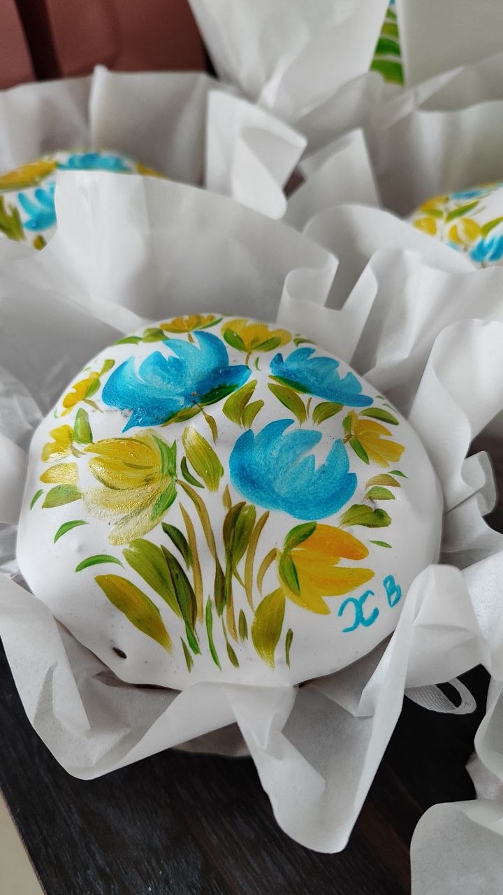 Прикрашає петриківським розписом: волинянка перетворює паски на витвори мистецтва