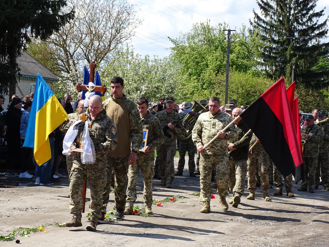 Останню дорогу встелили тюльпанами та бузком: на Волині попрощалися із 39-річним Героєм Андрієм Сливкою