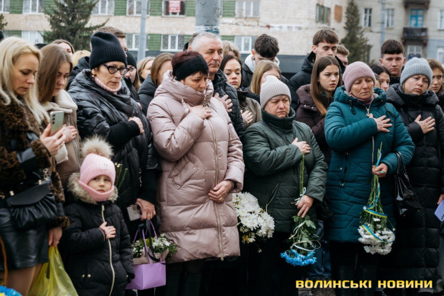 «Він ніколи не думав про себе й не скаржився»: у Луцьку відкрили меморіальну дошку на честь бойового медика Романа Ткача