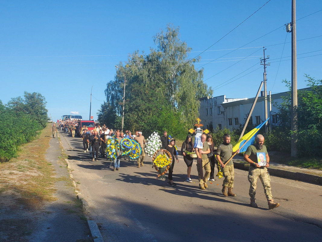 Син втратив батька: на Волині в останню путь провели Героя Вадима Шилака