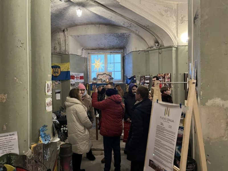 Малюнки на уламках зброї: у Вільнюсі відкрили виставку художніх робіт дітей з Волині