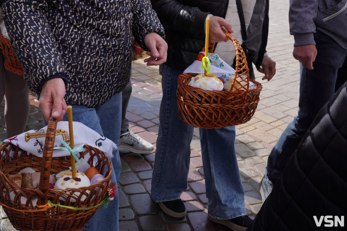 Як у Луцьку освячують Великодні кошики? Фоторепортаж