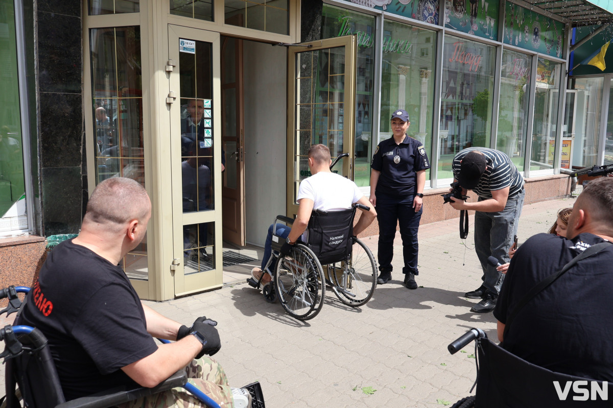 У центрі Луцька посадовці вчилися долати бордюри у кріслах колісних. Фото