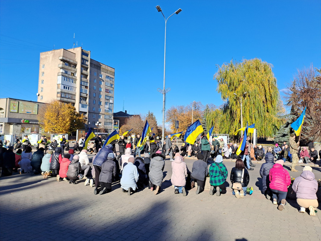 Коровай ділили на кладовищі: на Волині попрощалися з Героєм Максимом Хецером