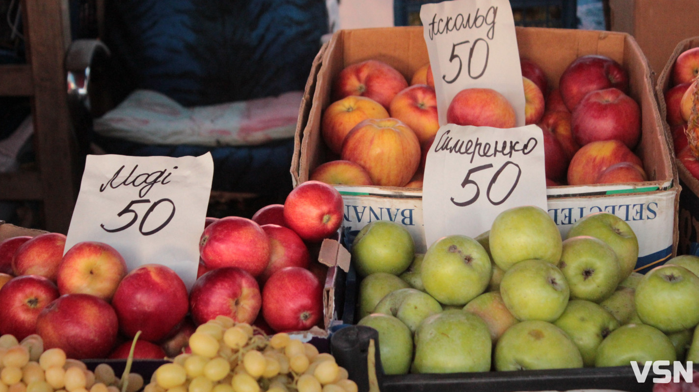 Скільки коштують фрукти на ринку у Луцьку?