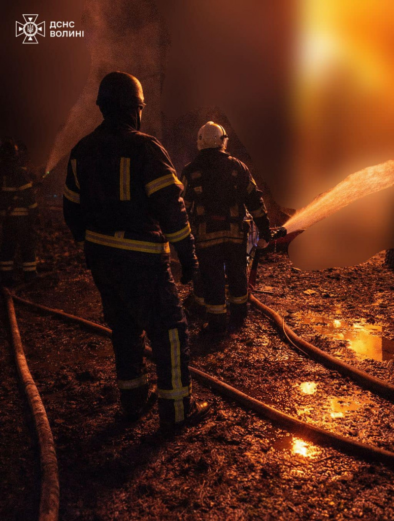 На Волині внаслідок обстрілу виникла пожежа на об’єкті інфраструктури. Фото