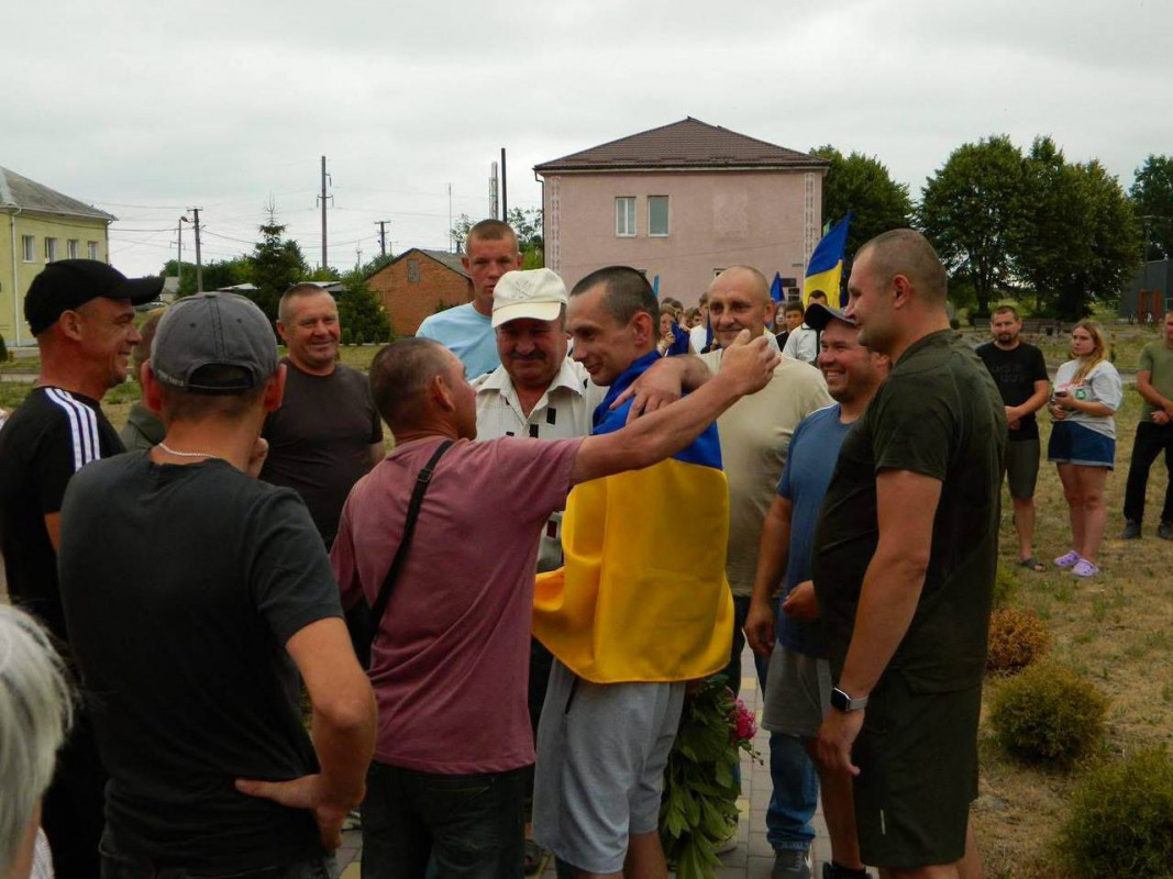 Майже три роки полону позаду: на Волині громада зі сльозами радості зустріла захисника Сергія Кизуна