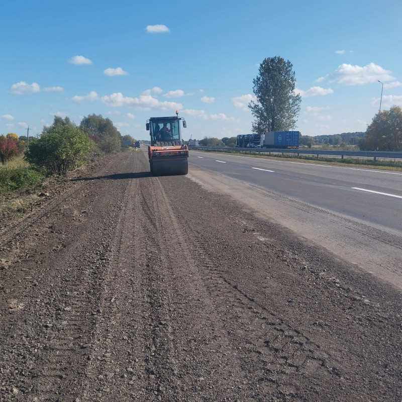 На важливій трасі Волині ліквідовують ями та укріплюють узбіччя