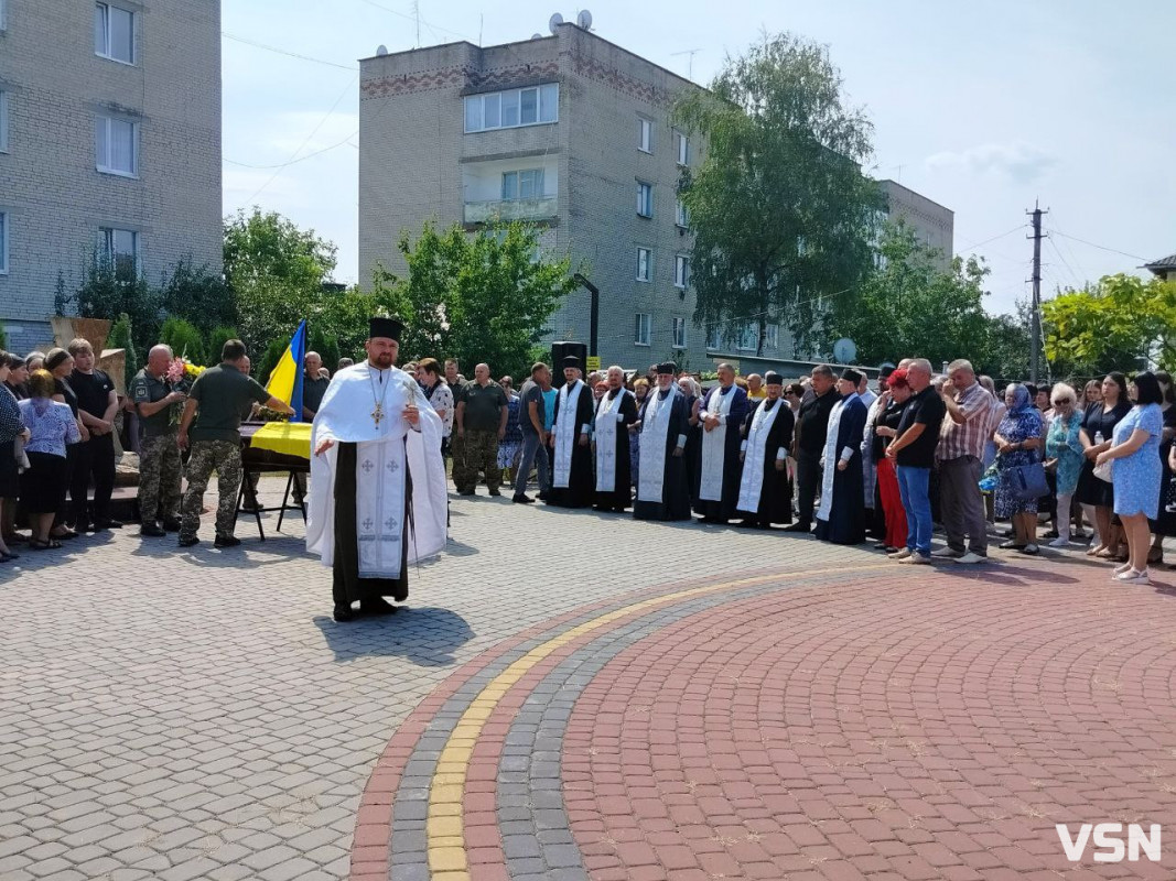 До останнього подиху був вірний присязі: на Волині попрощалися з Героєм Володимиром Охримчуком