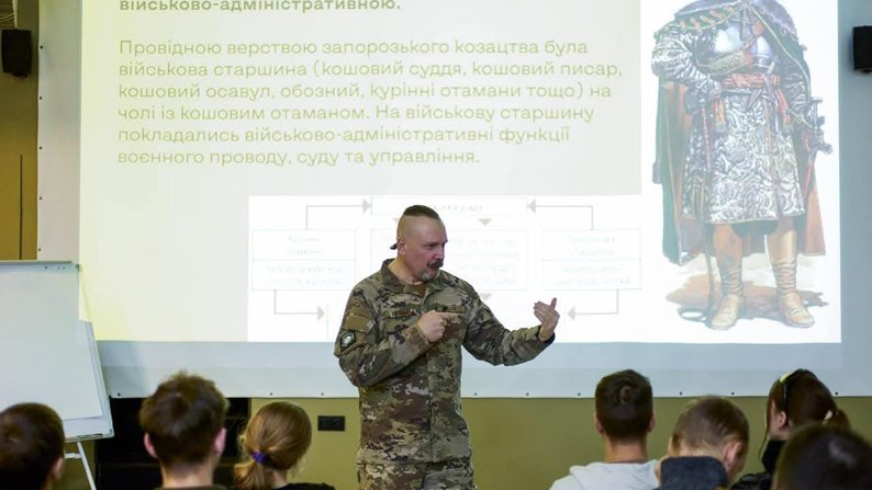 Лекції, полон і бібліотека за ґратами – історія воїна Владислава Дутчака з «Азову». Відео