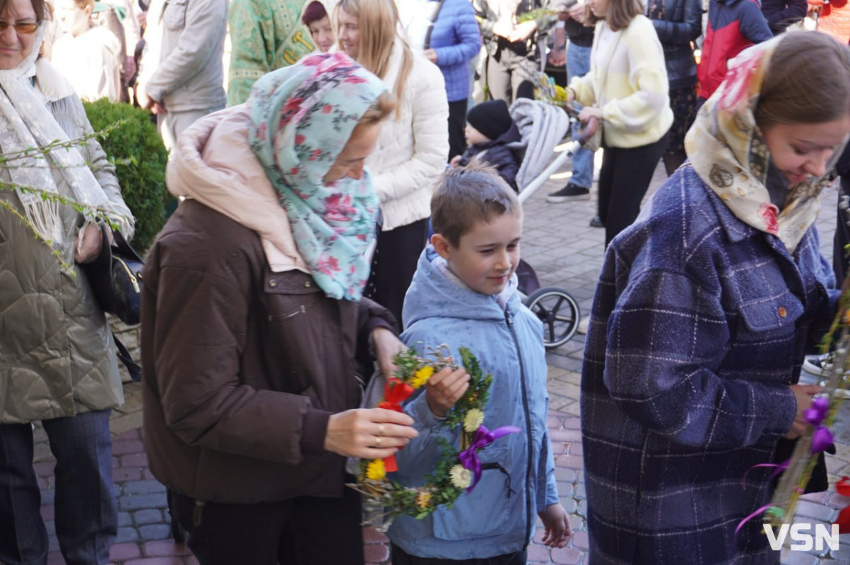 У Луцьку на Вербну неділю біля собору утворилися величезні черги