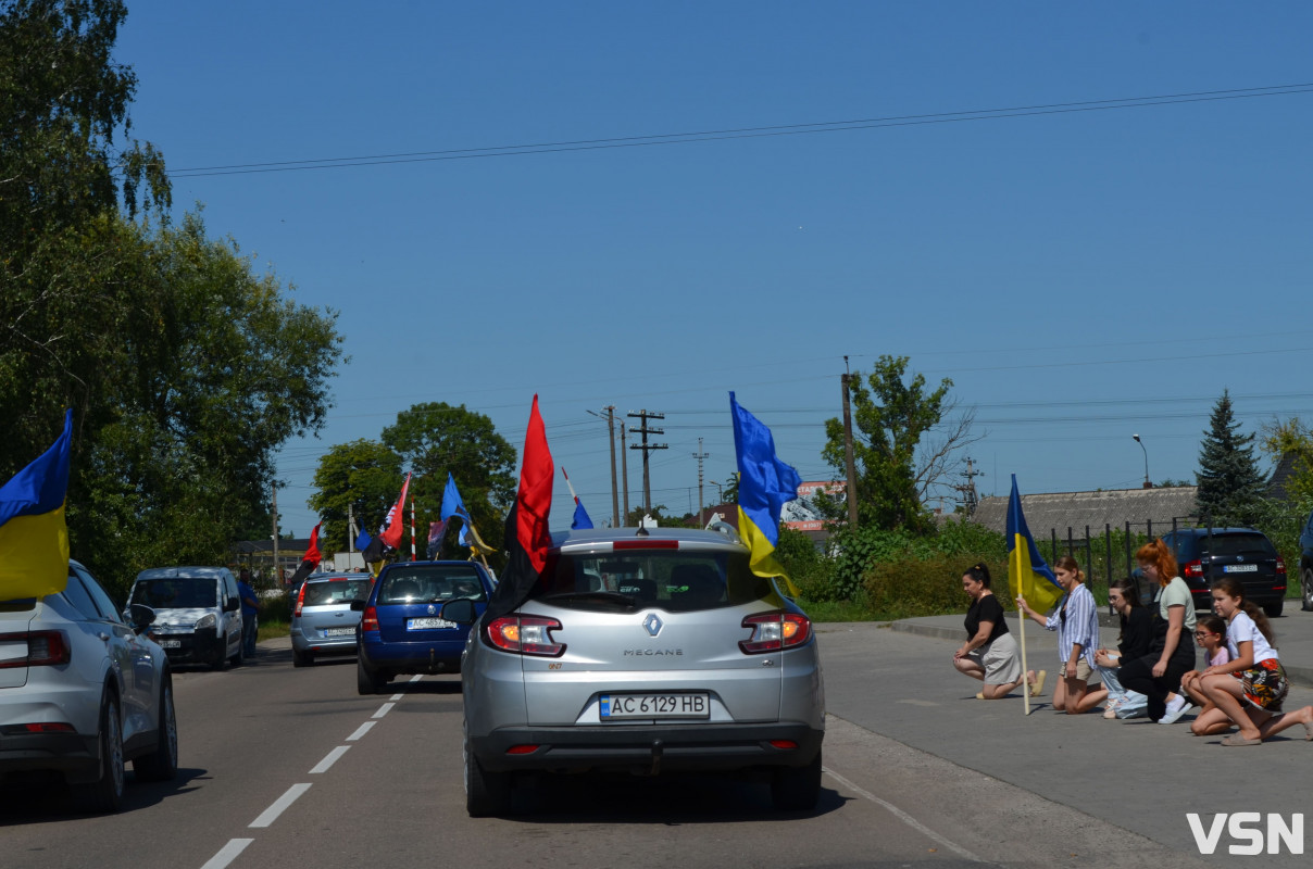 Сотні людей, прапори та квіти: востаннє додому повернувся Герой з Волині Степан Павлович