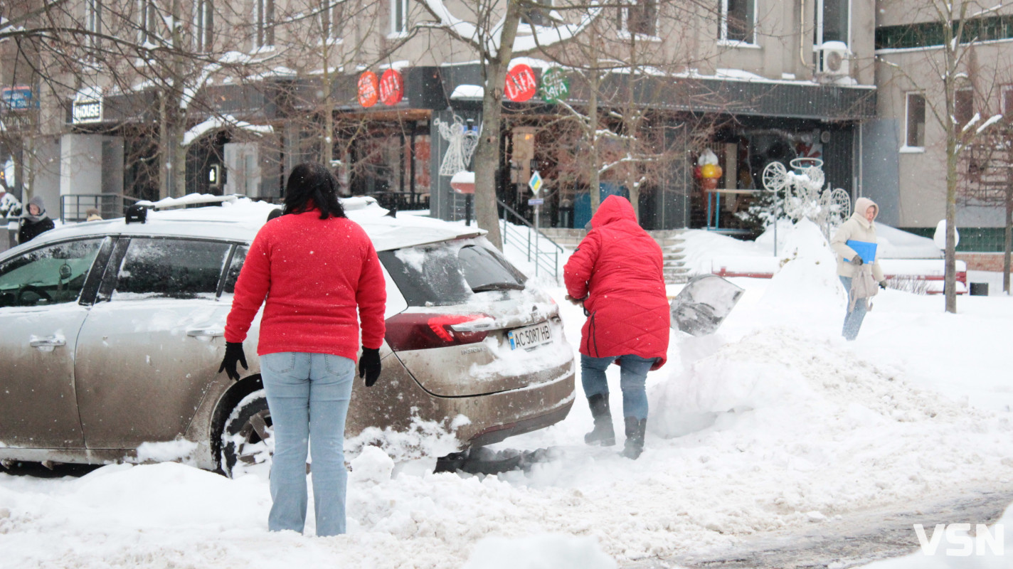 Луцьк після тижня снігопадів: фоторепортаж із засніжених вулиць міста