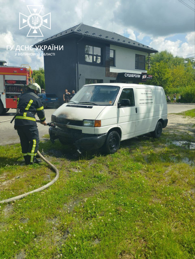 У селі на Волині горіла будівля, а в Любомлі - автомобіль