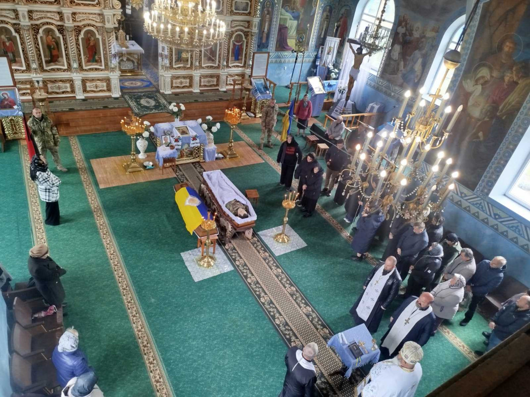 Овдовіла дружина, без батька залишилися син і донечка: на Волині попрощались з Героєм Олександром Мишком