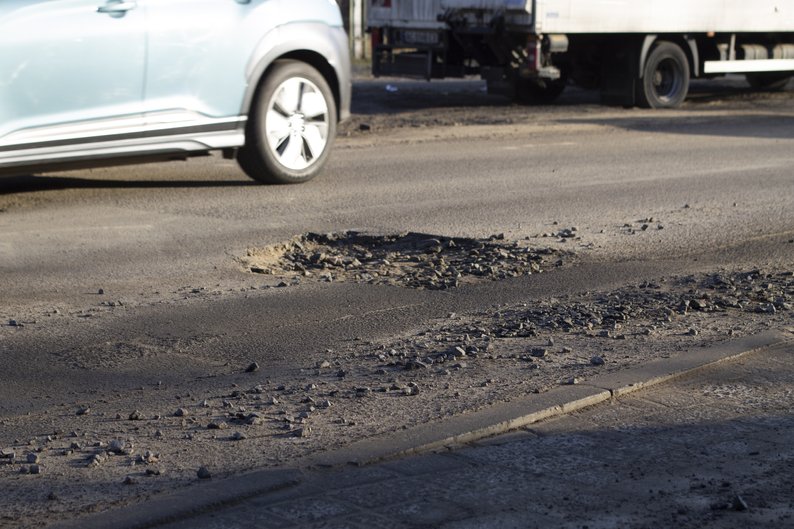 У Луцьку після танення снігу з’явилися десятки вибоїн: де ремонтуватимуть дороги