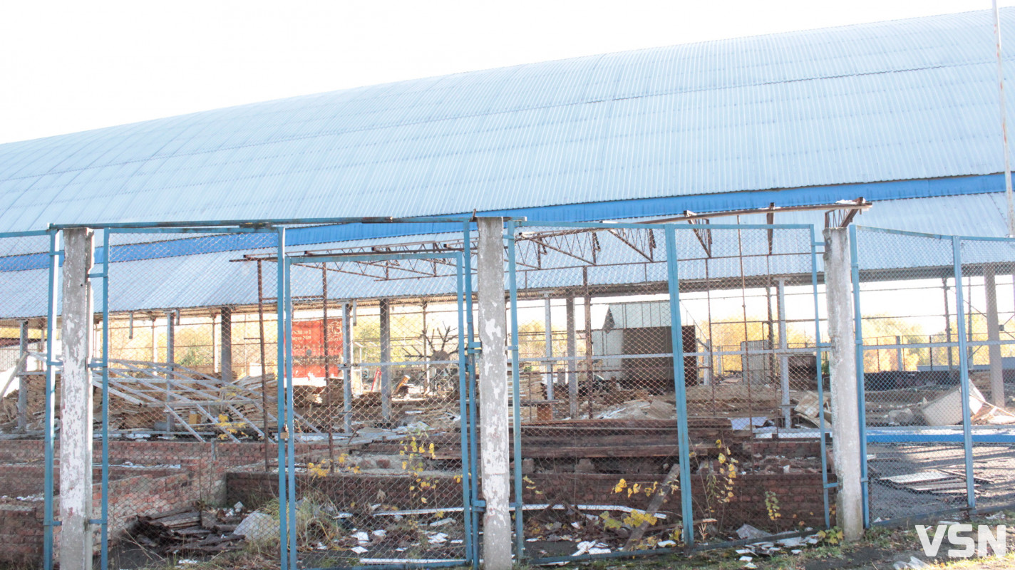 Сніжинка залишилась, арени вже нема: у Луцьку демонтовують «Снігову королеву»