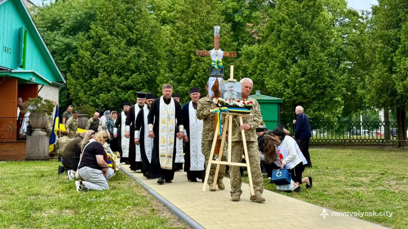 Громада у жалобі: на Волині попрощалися з двома полеглими воїнами - Віталієм Ткачовим і Максимом Медведчуком