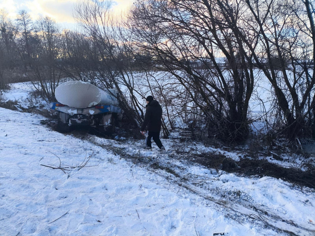 На Волині зіткнулися мікроавтобус і вантажівка: рятувальники деблокували постраждалого