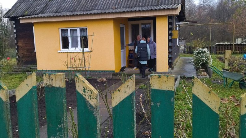Пропасти не дають сусіди: пенсіонерка з Білорусі живе у батьківській хаті на Волині. Відео