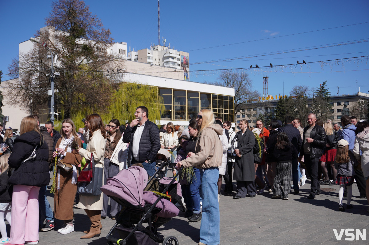 Сотні вірян прийшли освячувати вербу у головний собор Луцька. Фоторепортаж
