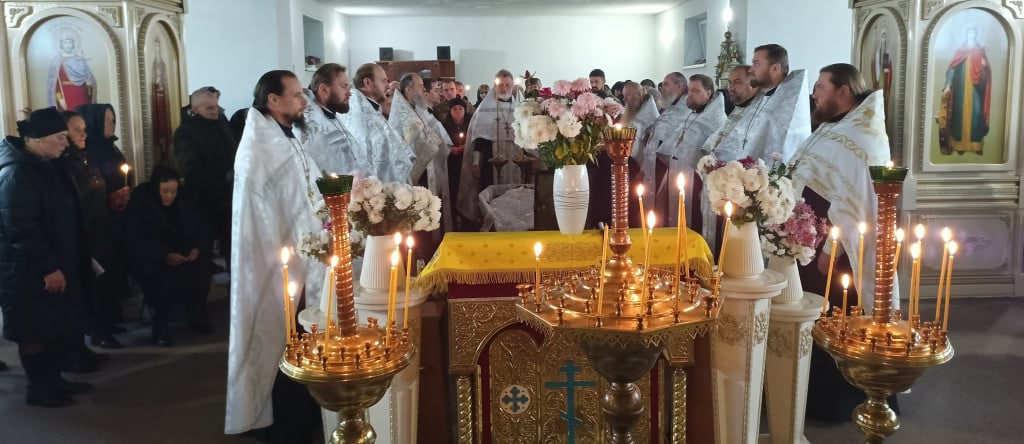 Маленька донечка у домовині зустріла тата: на Волині в останню дорогу провели Героя Максима Кухтея