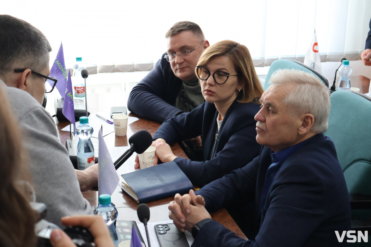 Флешмоб «Шкарпетуйся» і кадрові рішення: що відбулося на 90-й сесії Луцької міськради. Фоторепортаж