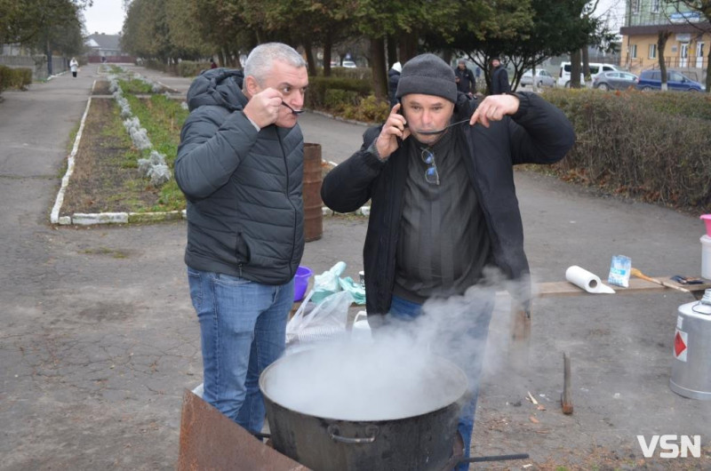 У місті на Волині на благодійному ярмарку зібрали майже 120 тисяч гривень для ЗСУ. Фоторепортаж