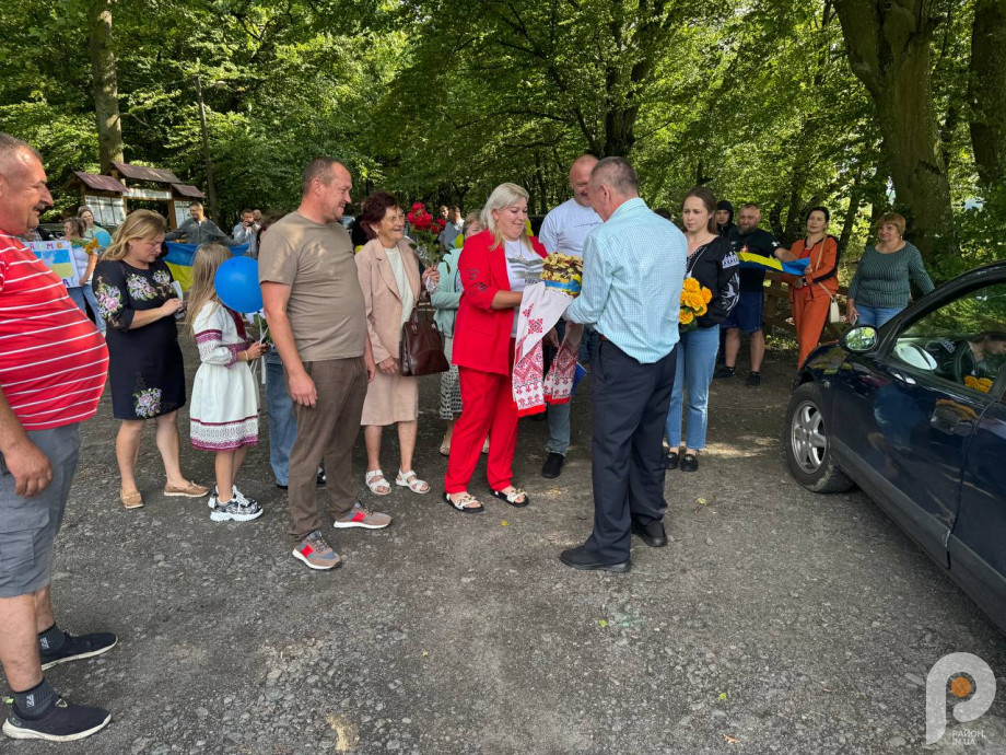 На Волині з квітами та сльозами зустріли звільненого з полону військового