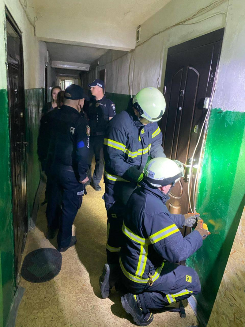 Не відповідав на дзвінки: у Луцьку рятувальники допомогли мамі потрапити в квартиру, де перебував її син